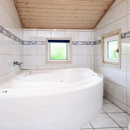 7 Person In Henne-by Traum Henne Strand